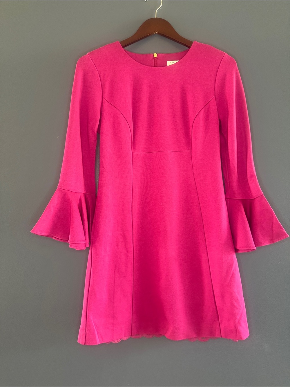 Trina Turk Magenta Pink Bell Sleeve Shift Dress woman’s Size 2 / Small Slimming